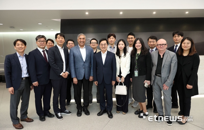 국제교류협력 강화와 해외투자 유치를 위해 미국을 방문 중인 김동연 경기도지사가 7일(현지시간) 캘리포니아주 샌타클래라에 위치한 엔비디아 본사를 방문, 샨커 트리베디 수석 부사장 등을 만나 기념촬영 했다.