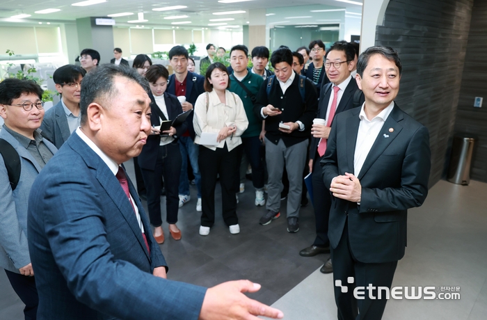 경기도 판교 시스템반도체설계지원센터에서 안덕근 산업통상자원부 장관(오른쪽)이 정규동 가온칩스(왼쪽)로부터 회사에 관한 설명을 듣는 모습.