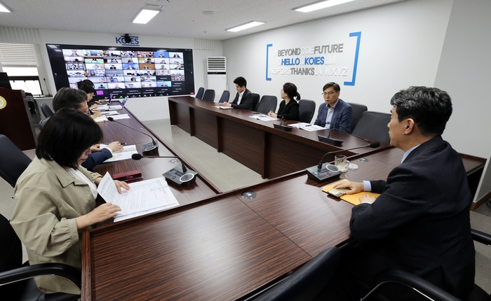 이주호 부총리가 20일 한국교육시설안전원에서 의과대학을 운영하는 40개 대학 총장들과 간담회를 가지고 학칙 개정 절차를 완료해달라고 당부했다.[교육부 제공]