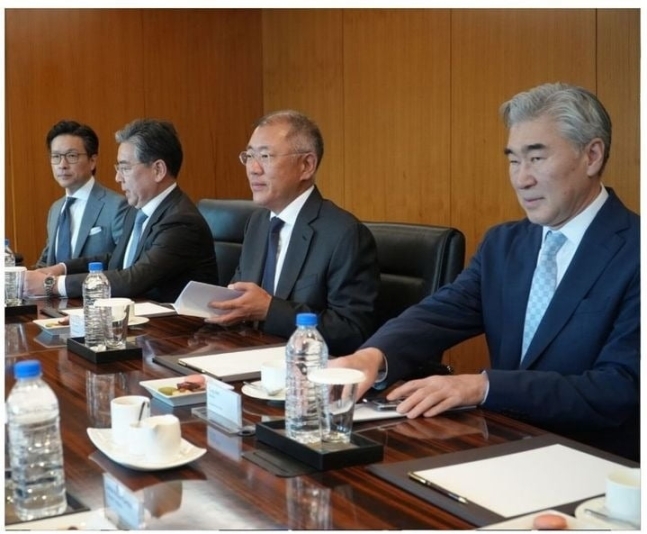 정의선 현대차그룹 회장(가운데)이 아이르랑가 하르타르토 경제조정장관과 전기차와 수소 사업 등에 대해 논의하고 있다.