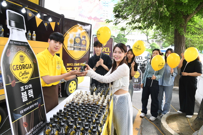 대학 캠퍼스에 나타난 조지아! 축제의 활력을 깨우는 커피 받아가세요~