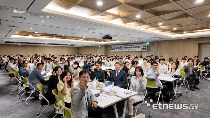 수원공업고등학교는 21일 수원컨벤션센터에서 기관 관계자, 기업대표, 학부모, 취업맞춤반 학생 등 160여명이 참석한 가운데 인력양성사업 취업맞춤반 프로그램을 진행했다.