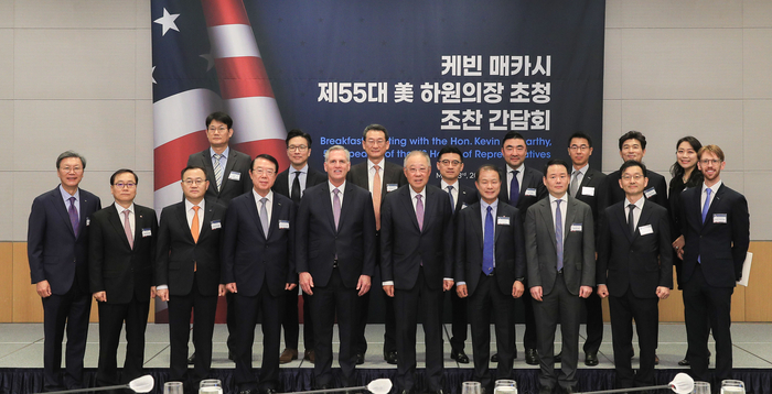 류진 한국경제인협회 회장(앞줄 왼쪽 여섯번째)과 케빈 매카시 前 美하원의장(다섯번째)을 비롯한 기업인들이 23일 FKI타워 컨퍼런스센터에서 열린 '케빈 매카시 前 美하원의장 초청 간담회'에서 기념촬영을 하고 있다.