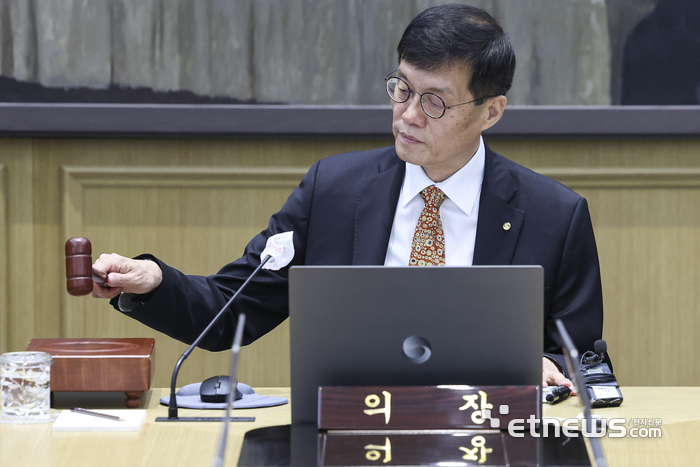 이창용 한국은행 총재가 23일 서울 중구 한국은행에서 열린 금융통화위원회에서 의사봉을 두드리고 있다. 2023.5.23 사진공동취재단