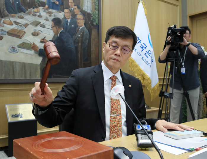 이창용 한국은행 총재가 23일 오전 서울 중구 한국은행에서 열린 금융통화위원회 본회의에서 회의를 주재하고 있다.