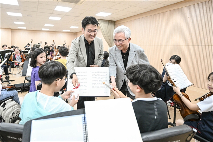 김형준 한국토요타자동차 이사(왼쪽)와 안호상 세종문화회관 사장