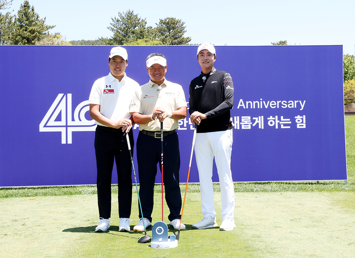 최경주(가운데) 프로와 이승민(왼쪽), 김한별(오른쪽) 프로가 'SKT 채리티 오픈'에서 함께 포즈를 취한 모습.