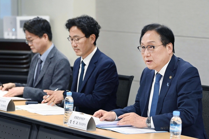 정인교 산업통상자원부 통상교섭본부장이 24일 서울 중구 대한상공회의소에서 열린 제39차 통상추진위원회를 주재하고 있다. (사진=-산업통상자원부)