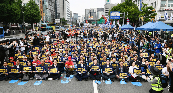 더불어민주당 이재명 대표와 박찬대 원내대표, 조국혁신당 조국 대표 등이 25일 오후 서울역 앞에서 열린 야당·시민사회 공동 해병대원특검법 거부 규탄 및 통과 촉구 범국민대회에서 구호를 외치고 있다. 연합뉴스