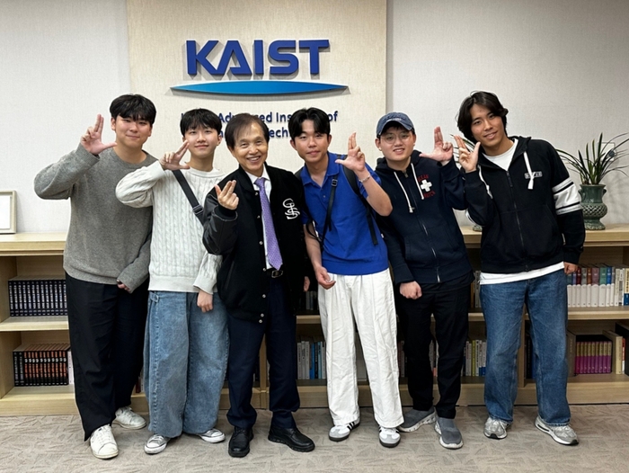 KAIST 교가·애국가 챌린지에 학부생동아리와 함께 출전하는 이광형 총장