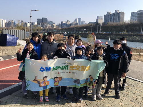 서울 중랑천 수달 서식처 보호활동 캠페인. [자료:LG생활건강]