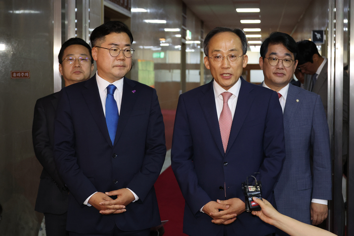 국민의힘 추경호 원내대표(오른쪽)와 더불어민주당 박찬대 원내대표가 27일 서울 여의도 국회에서 김진표 국회의장과 회동을 마치고 나와 취재진의 질문에 답하고 있다.
 이날 양당 원내대표는 하루 앞으로 다가온 21대 국회 마지막 본회의 안건을 김 의장 주재로 논의했으나 합의에 이르지 못했다. 연합뉴스