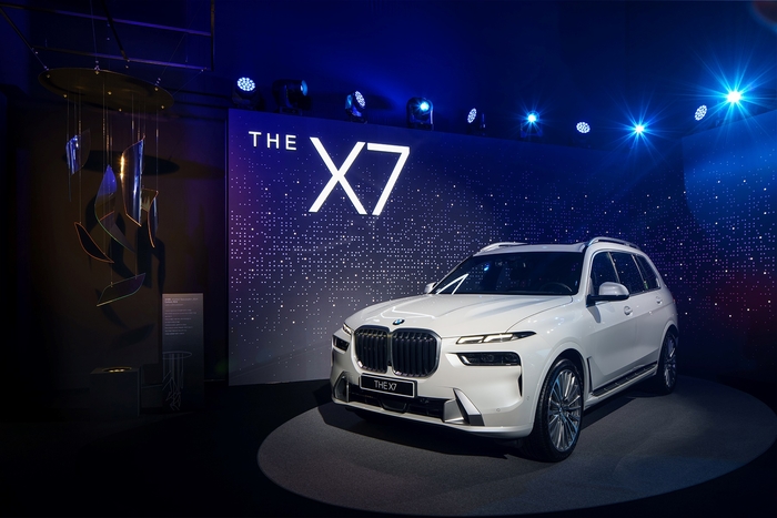 BMW 엑설런스 라운지 행사장에 전시한 X7.