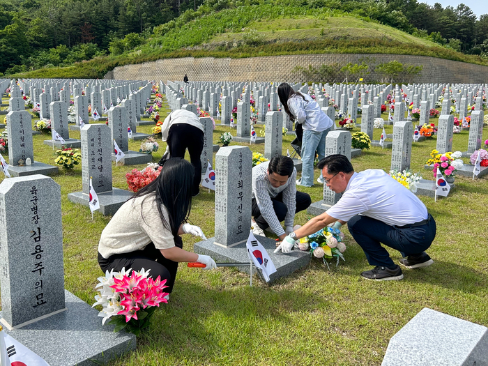 창업진흥원 사내봉사단 스타티어 임직원 22명이 지난 27일 대전 유성구 국립대전현충원에서 묘역정화 봉사활동을 실시했다.(사진=창업진흥원)