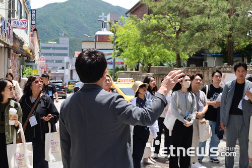 민간네트워크 참석자들이 태백시 신상권 개발 대상지를 둘러보고 있다.