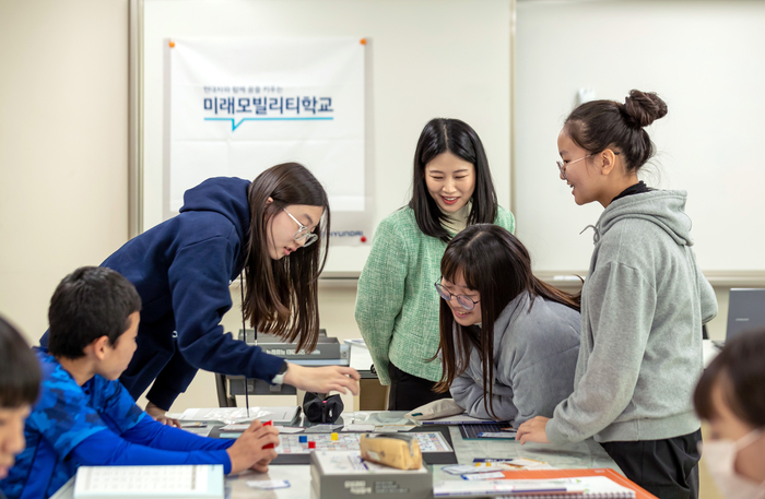 현대자동차가 '2024년 2학기 미래모빌리티학교'를 모집한다. 5월 29일부터 6월 21일까지 모집하는 '미래모빌리티학교'는 중학교 자유학기제 특화 진로교육 프로그램과 초등학교 창의적 체험활동으로 청소년들이 미래 모빌리티에 대한 시야를 넓히고 진로를 탐색하는데 도움을 주기 위한 수업으로 구성된다.