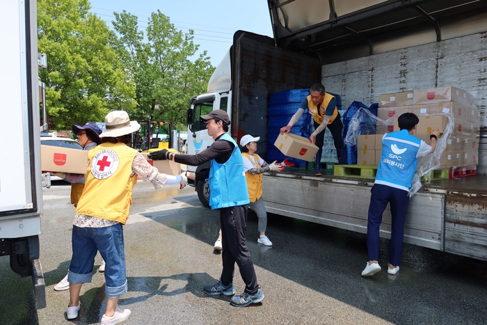 지난해 7월 SPC 임직원이 폭우 피해지역 긴급구호를 위해 전라도 익산에 위치한 나바위성당에서 구호물품을 전달 활동을 진행하고 있다.