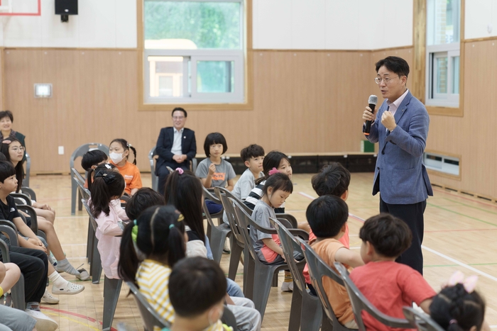 28일 전북 괴목초등학교에서 진행된 이동금융교육에서 이석용 농협은행장이 일일 금융교육강사로 나서 학생들과 소통의 시간을 나누고 있다. 사진=NH농협은행