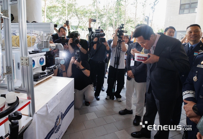 '로봇 라면' 시식하는 오세훈 시장