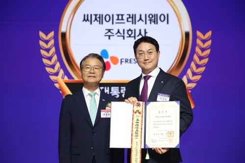 지난 28일, 서울 중구 대한상공회의소에서 열린 '2024 고용평등 공헌포상'에서 이정식 고용노동부 장관(왼쪽)과 이건일 CJ프레시웨이 대표이사가 대통령 표창 기념사진을 촬영하고 있다. [자료:CJ프레시웨이]