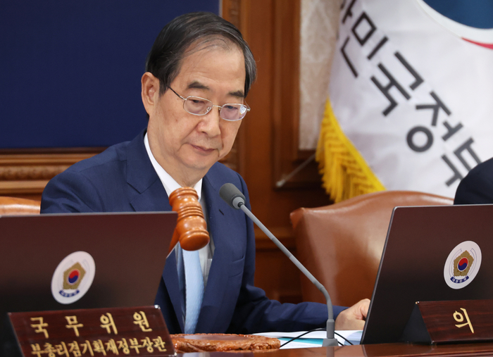 한덕수 국무총리가 29일 종로구 정부서울청사에서 열린 임시 국무회의에서 의사봉을 두드리고 있다. 연합뉴스