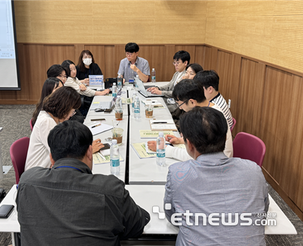 전남대학교 산학협력단(생체재료개발센터)이 28일 산업통상자원부의 '의료기기 사업화 촉진 사업'의 일환으로 개최한 '의료기기 시장진출 지원사업' 수행기관과 참여기업 간 킥-오프(Kick-Off) 회의 참가자들이 네트워킹 시간을 갖고 있다.