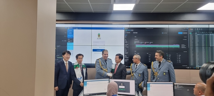 알제리 수도 알제 소재 국립세관정보센터에서 지난해 김윤식 국종망연합회장(사진 오른쪽 세 번째)이 알제리 관세청 관계자들과 수출입통관업무 자동화시스템(ALCES) 개통 직후 악수를 나눴다.