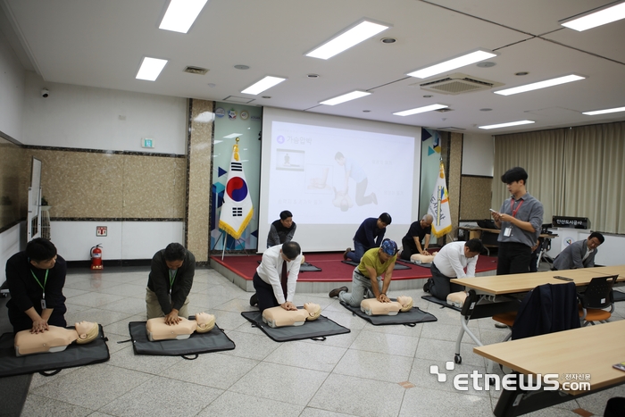 경기 안산도시공사가 시민안전을 위해 임직원을 대상으로 심폐소생술 및 응급처치 교육을 실시했다.