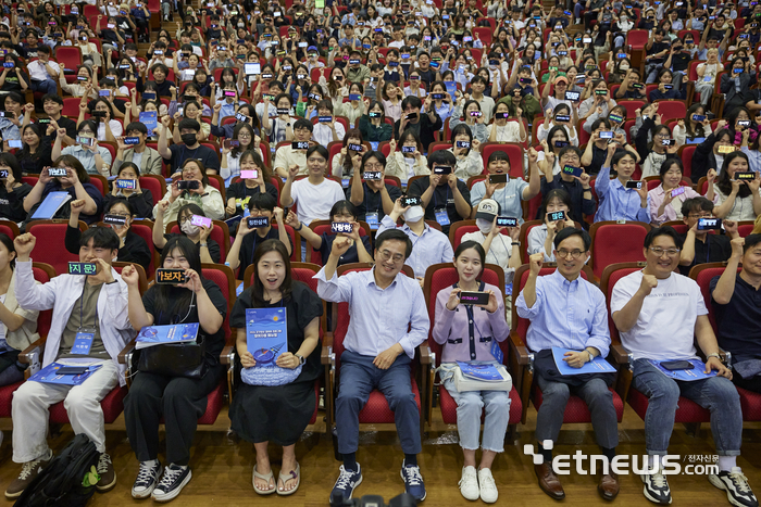 김동연 경기지사가 30일 수원 아주대 연암관 대강당에서 열린 '2024 경기청년 갭이어' 프로그램 오리엔테이션에 참석했다.