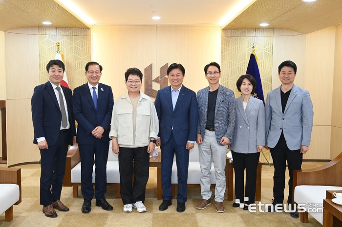 1일 부천시청에서 열린 한문철 변호사 초청 강연 행사에서 (왼쪽 두번째부터) 조용익 부천시장과 전영욱 GS파워 상무, 한문철 변호사 등이 기념사진을 찍고 있다.