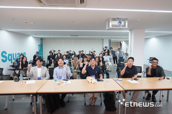 한국초기투자기관협회가 최근 초기투자 심사역 전문 양성 프로그램 '벤처캐피탈(VC) 스프린트 5기' 수료식을 개최한 뒤 기념 촬영했다.