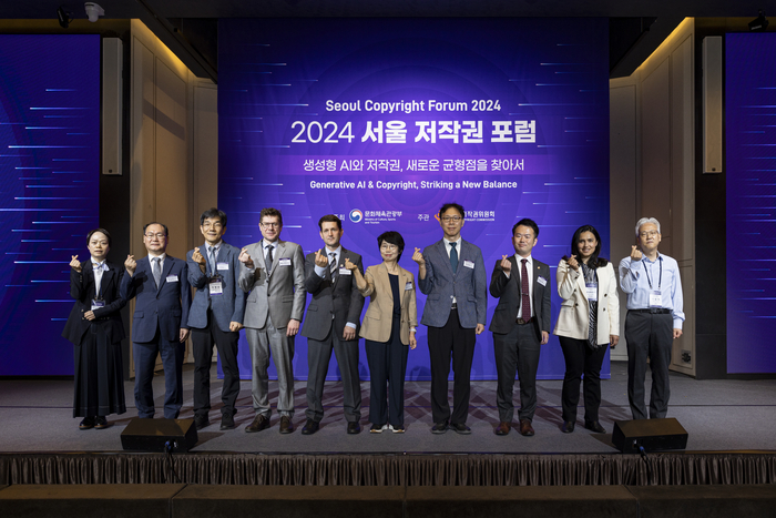 2024 서울 저작권 포럼에서 국내외 저작권 전문가 등 연사들이 함께 기념촬영했다.