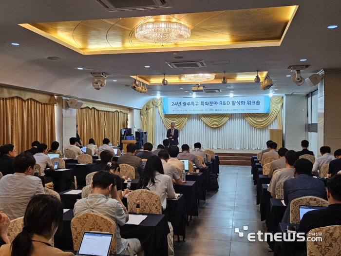 윤병한 연구개발특구진흥재단 광주연구개발특구본부장이 4일 국가전략기술 중심 공공기술 사업화를 활성화하기 위해 개최한 '2024년 광주특구 특화분야 연구개발(R&D) 활성화 세미나'에[서 인사말을 하고 있다.