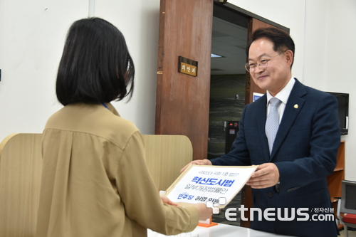 허영 더불어민주당 의원이 '혁신도시 조성 및 발전에 관한 특별법 일부개정 법률안'을 제 22대 국회 1호법안으로 제출했다.