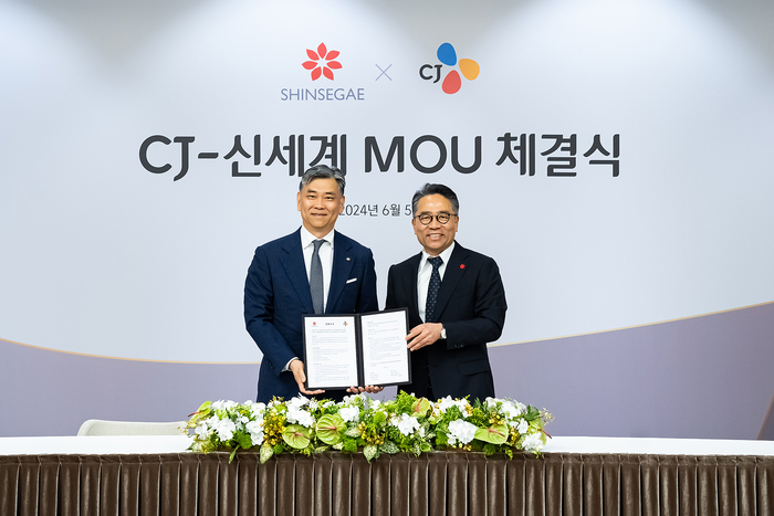 5일 CJ인재원에서 진행한 “CJ-신세계 사업제휴 합의서 체결식”에서 김홍기 CJ주식회사 대표와 임영록 신세계그룹 경영전략실장이 전략적 사업제휴 합의서 체결 후 기념사진을 촬영하고 있다.