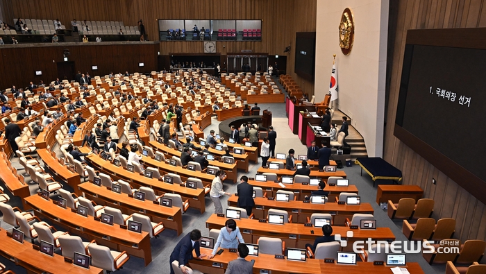 제22대 국회 첫 본회의가 5일 서울 여의도 국회에서 열린 가운데 본회의장 내 국민의힘 소속 의원석이 비어 있다. 이날 국민의힘은 본회의가 여야 합의없이 일방적으로 열렸다는 이유로 불참했다.
 이동근기자 foto@etnews.com