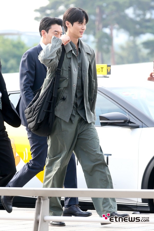 [ET포토] 변우석, '스타이리시한 출국길'