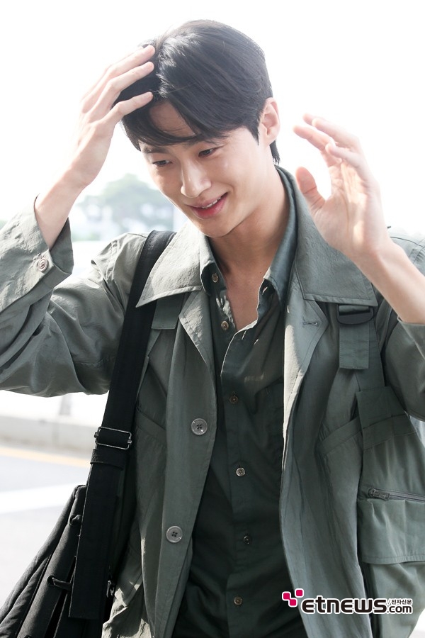 [ET포토] 변우석, '못말리는 인기에 절래 절래'