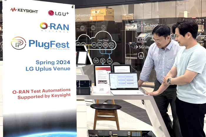 LG유플러스 마곡사옥에서 키사이트 직원들이 오픈랜 시험 자동화 기능을 실증하고 있는 모습.