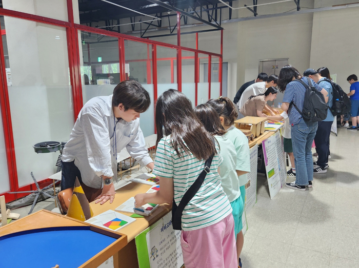 국립창원대가 7일 창원과학체험관 기획전시실에서 개최한 수학과학체험전에 참여한 시민들이 다양한 프로그램을 체험하고 있다.