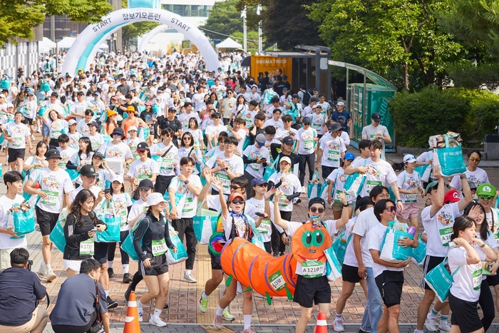 배달의민족이 9일 서울 송파구 올림픽공원에서 '2024 장보기오픈런'을 개최한 가운데 참가자들이 움직이고 있다. 〈자료 우아한형제들〉