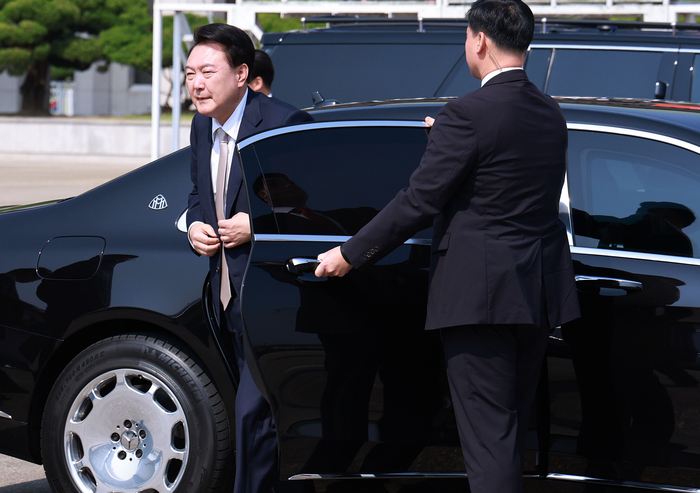 윤석열 대통령이 투르크메니스탄, 우즈베키스탄, 카자흐스탄 등 중앙아시아 3개국 순방을 위해 10일 경기 성남 서울공항에 도착하고 있다. 연합뉴스