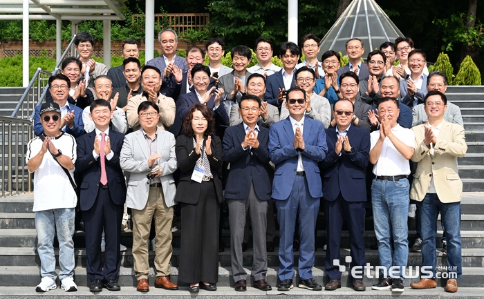 대한민국 강소 정보기술·소프트웨어(IT·SW) 기업 교류회 40도가 주최한 '2024 대한민국 최강 40도 커넥트데이'가 11일 서울 관악복합평생교육센터에서 열렸다. 교류회에 참석한 회원들이 기념촬영을 하고 있다. 김민수기자 mskim@etnews.com