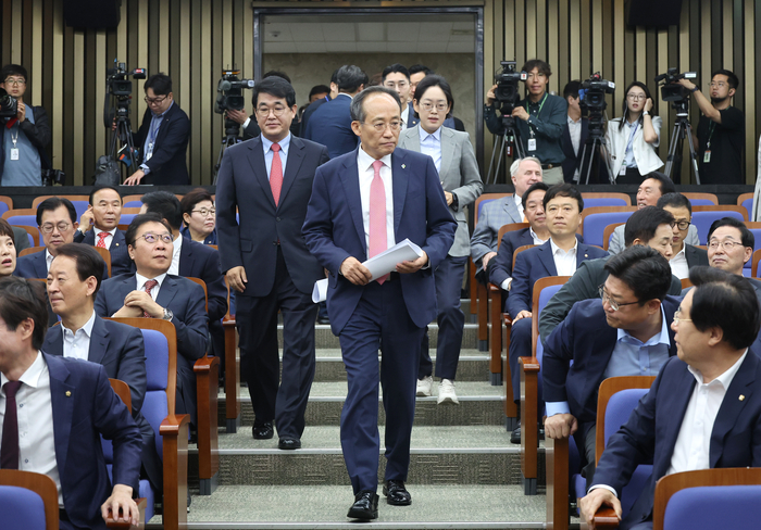 국민의힘 추경호 원내대표가 11일 오전 국회에서 열린 의원총회에 참석, 발언을 위해 이동하고 있다.