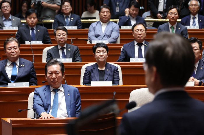 11일 국회에서 열린 더불어민주당 의원총회에서 의원들이 이재명 대표의 발언을 듣고 있다. 연합뉴스