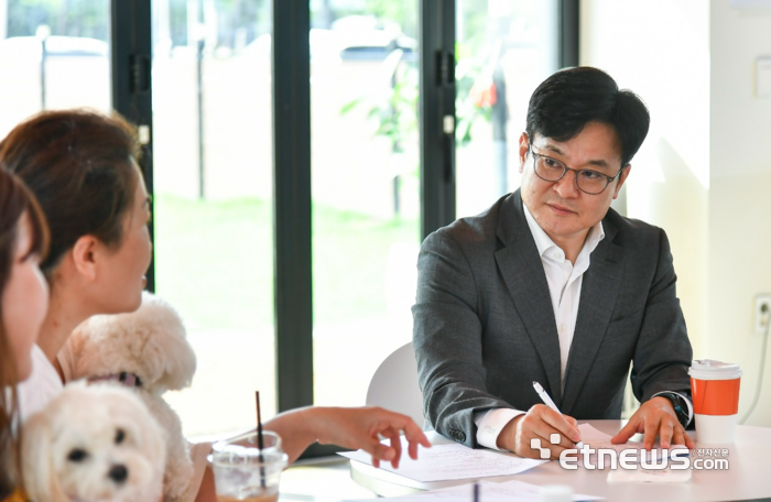 김병수 경기 김포시장이 11일 운양동의 한 애견카페에서 반려동물 가족들을 만나 정담회를 개최했다.