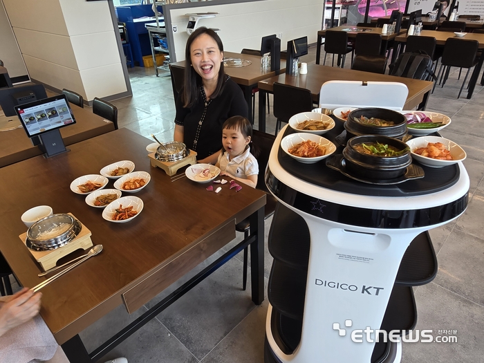 전남 여수지역 식당을 찾은 한 고객이 하이오더로 편리하게 주문하고 서빙로봇으로 음식을 제공받아 식사를 하는 모습.