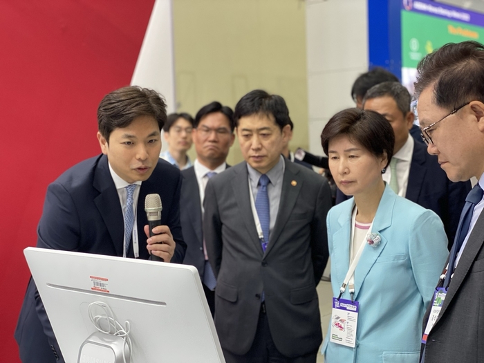 이용균 알스퀘어 대표(왼쪽 첫 번째)가 김주현 금융위원장, 백혜련 국회 전 정무위원장, 강석훈 산업은행 회장에게 지난해 6월 '넥스트라이즈 2023' 행사장에서 '알스퀘어애널리틱스(R.A)'를 소개하고 있다.