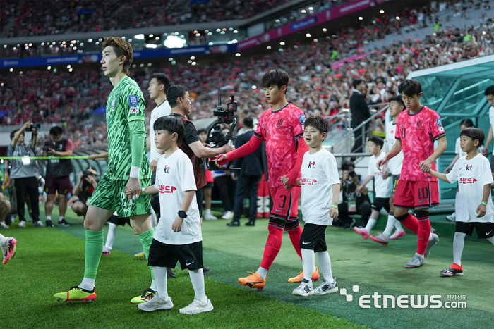 KT, 축구 국가대표 에스코트에 난청 아동 초대