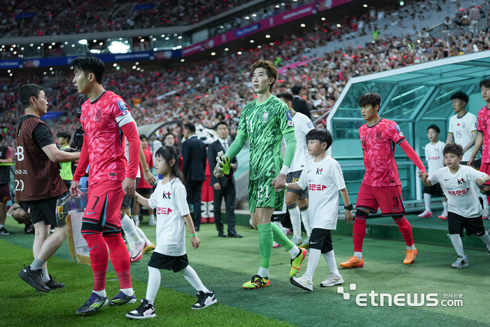 KT, 축구 국가대표 에스코트에 난청 아동 초대